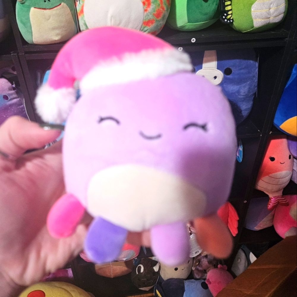 NWT 4” Beula the purple Octopus 🐙 with Santa Hat Christmas Squishmallow